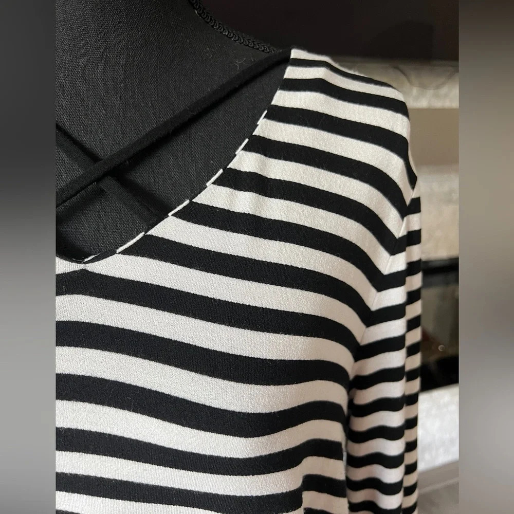 Chico's Size 1 black/white striped swing long sleeve shirt - Picture 5 of 8
